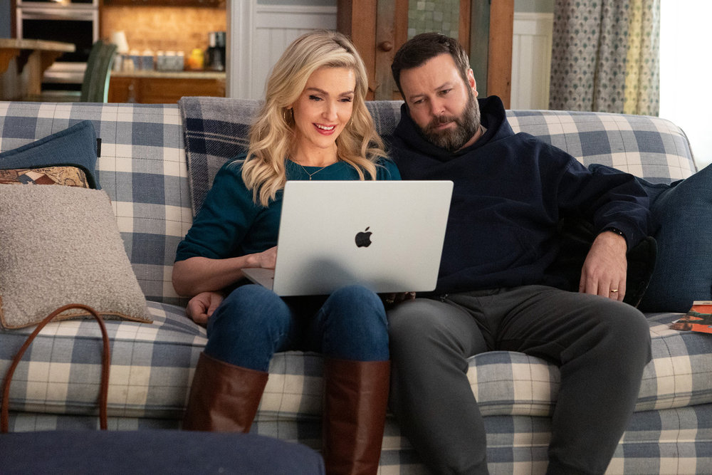 Stumble Season 1 Episode 12 "Making Mat" - (l-r) Jenn Lyon as Courteney Potter and Taran Killam as Boone E. Potter