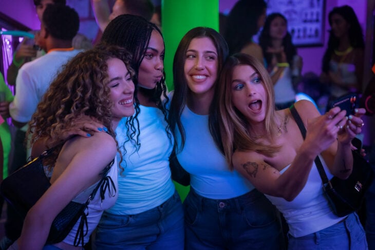 ROOMMATES Roommates Trailer Sees Sadie Sandler and Chloe East Begrudgingly Surviving Freshman Year 