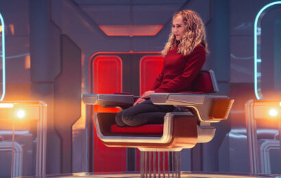 Still from Star Trek: Starfleet Academy Season 1 Episode 9 of Holly Hunter as Captain Nahla Ake. Star Trek: Starfleet Academy Season 1 Episode 9 Review: 300th Night Still from Star Trek: Starfleet Academy Season 1 Episode 9 of Holly Hunter as Captain Nahla Ake.