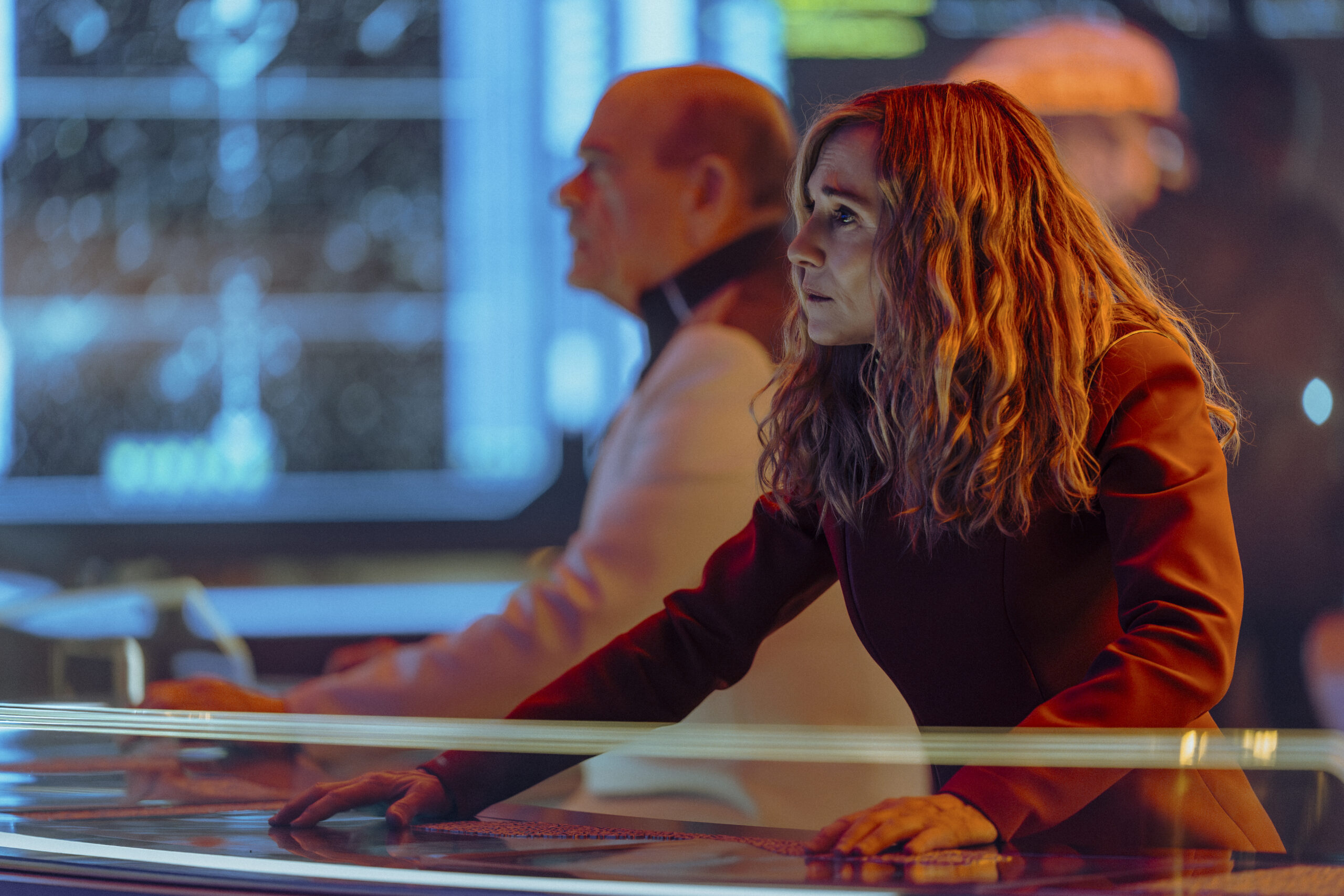 Still from Star Trek: Starfleet Academy Season 1 Episode 10, Rubincon, of Robert Picardo as The Doctor and Holly Hunter as Captain Nahla Ake pictured from left to right.