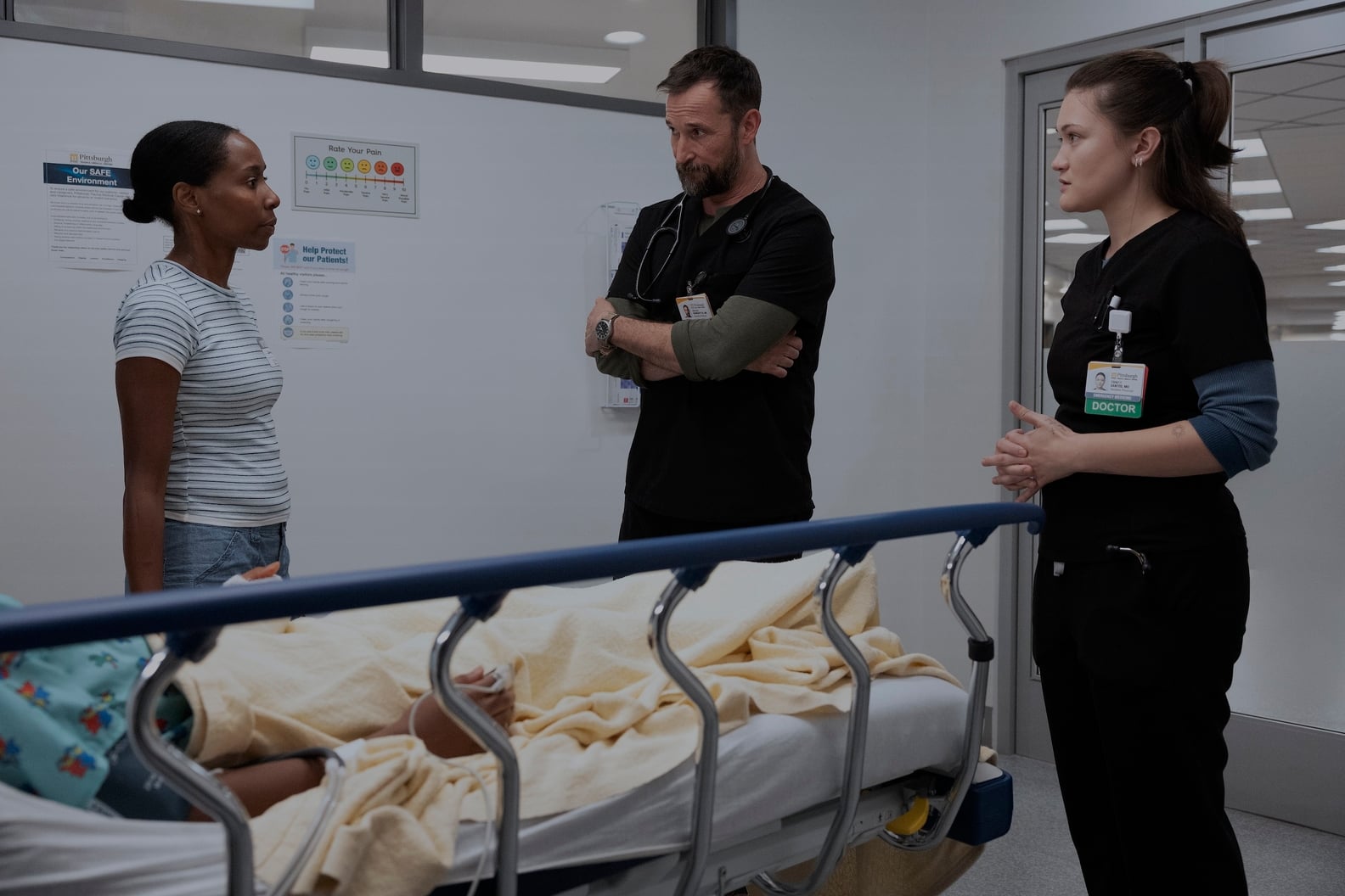 The Pit, temporada 2, episódio 9 – Sasha Compere, Noah Wyle, Isa Briones (foto de Warrick Page/HBO Max)