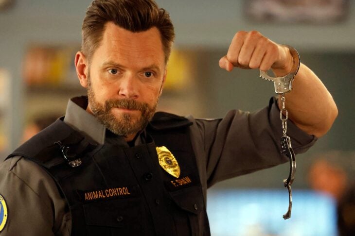 Animal Control Season 4 Episode 10, "Scaredy Cats and Sharks" -- Joel McHale Animal Control Season 4 Episode 10 Preview: Scaredy Cats and Card Sharks 