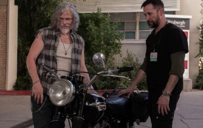 The Pitt Season 2 Episode 14 — Jeff Kober, Noah Wyle (Warrick Page/HBOMAX). Duke examines the damage. Medics bring in Lyman The Pitt Season 2 Episode 14 Review: 8:00 PM 