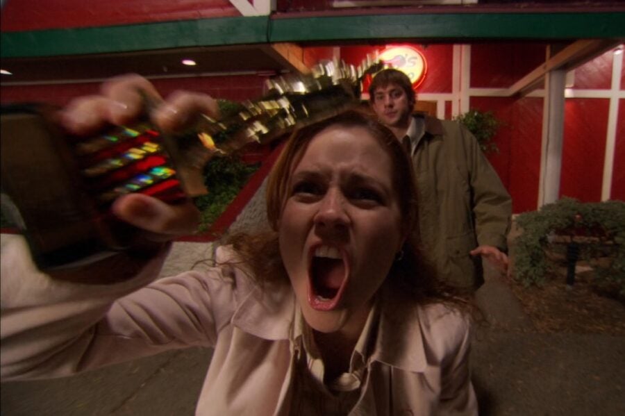 MV5BMDNiZTA5MzAtZGY0OC00YzBlLWIzZDYtMTJkODExNWQ1NDE0XkEyXkFqcGc@._V1_ Greg Daniels Reveals How that Famous Chili’s Scene Almost Caused The Office’s Cancellation