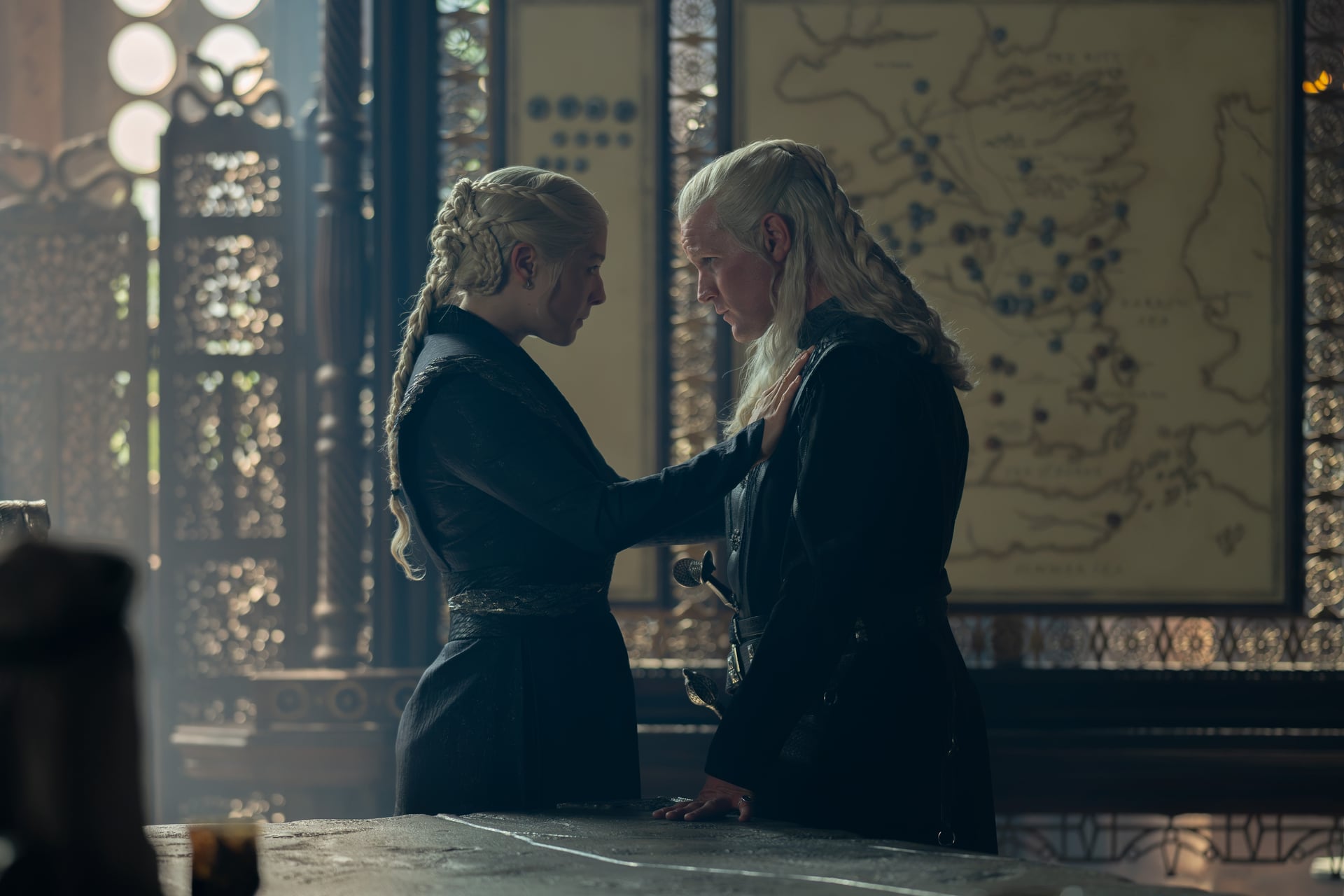 House of the Dragon Temporada 3 Episódio 6 - (Esquerda) Emma Dee O que esperar de House of the Dragon Temporada 3 Episódio 6: Quem os deuses escolheram para governar? Arcee e Matt Smith