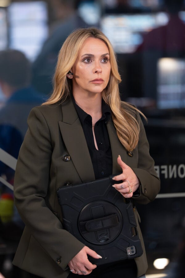 JENNIFER LOVE HEWITT | Tell-Tale TV JENNIFER LOVE HEWITT 9-1-1 Season 10 Episode 2 Review: Fire in the Hole